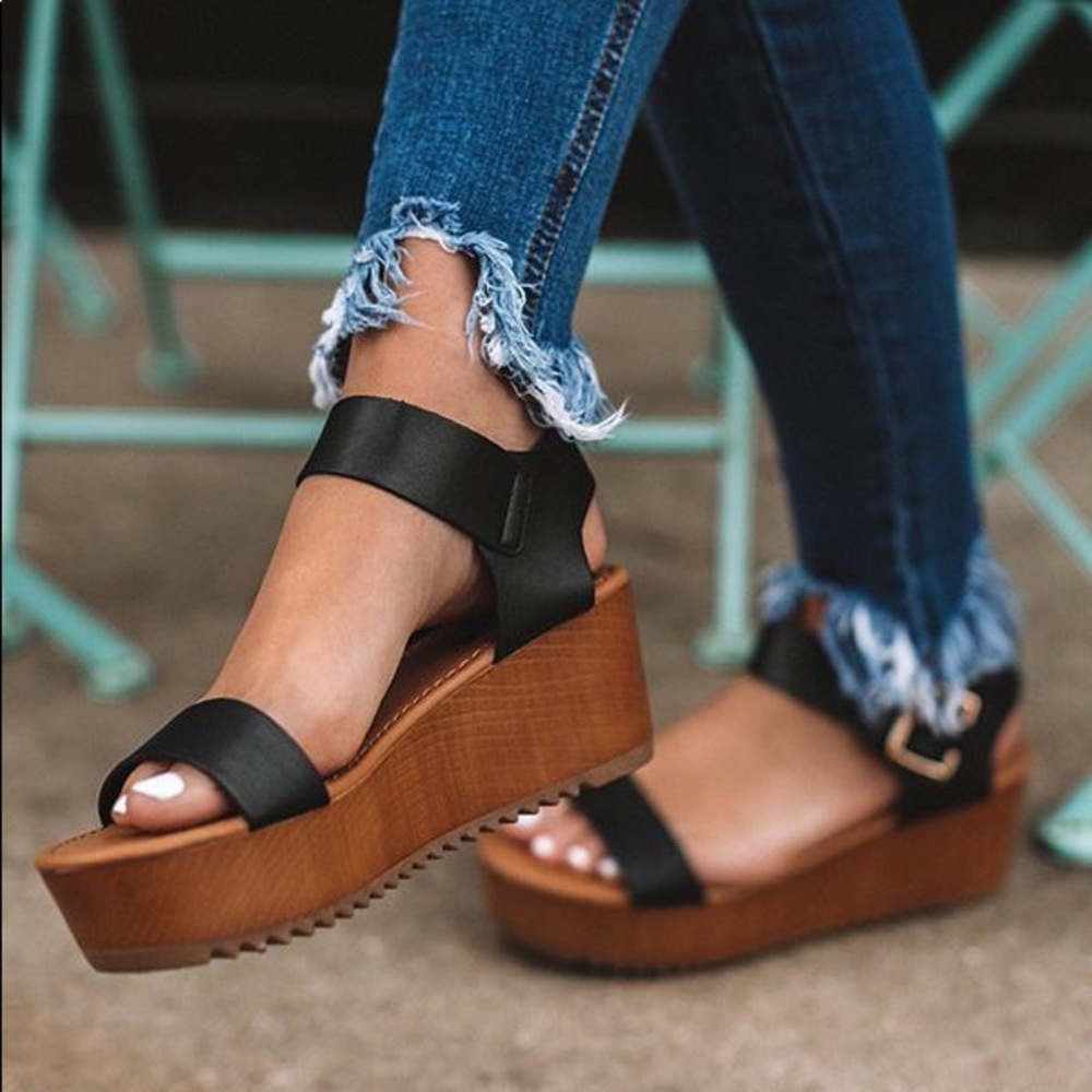 ‘The Isabella’ Platform Sandals In Black - Picture 5 of 7